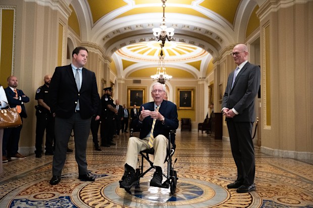 Senatör Mitch McConnell ABD Capitol'ünde.
