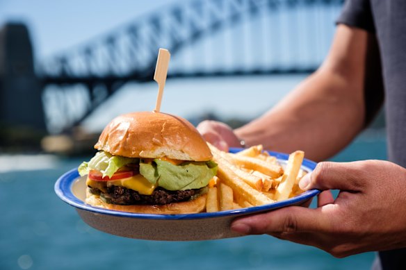 O cheeseburger macio com todos os acompanhamentos fica ótimo antes ou depois do show.