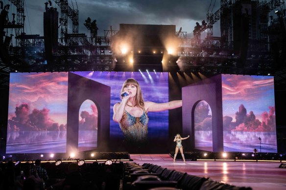 Taylor Swift enchants Sydney.