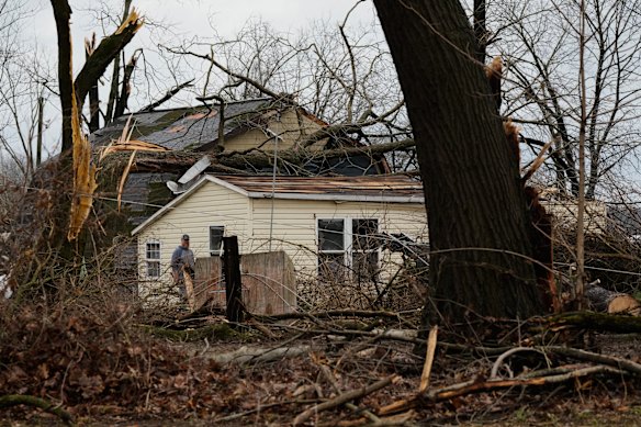 La NWS ha affermato che una valutazione iniziale ha confermato che un tornado EF3 con venti di almeno 241 km/h ha colpito l'area del lago Union.