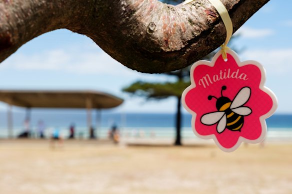 An emblem for Matilda tied on a tree in Bondi Park.