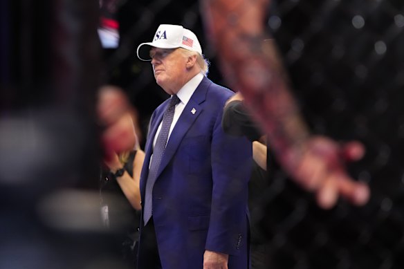 Il presidente degli Stati Uniti Donald Trump sul ring alla fine dell'evento UFC.