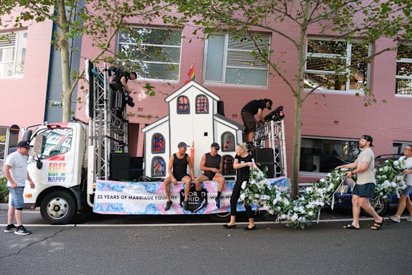 Darren Sheen y Heath Seib (centro) preparan su carroza para su aparición en Mardi Gras el sábado, pocas horas después de su boda.