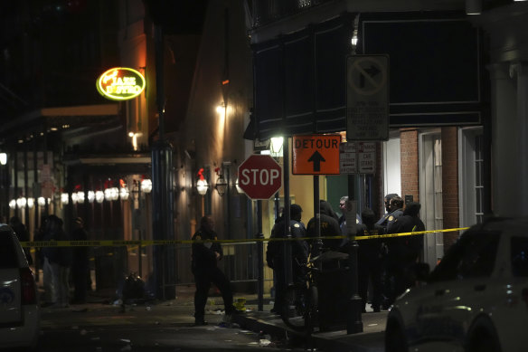 Les services d'urgence se rendent sur les lieux après qu'un véhicule a percuté une foule sur Bourbon Street à la Nouvelle-Orléans.