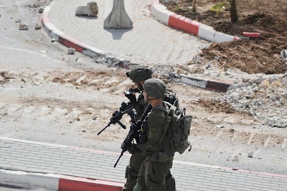 Soldati israeliani prendono posizione durante un'operazione militare nella città di Hebron, in Cisgiordania.
