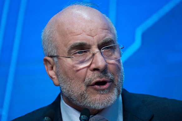 Ghalibaf dirige-se aos meios de comunicação social no parlamento iraniano em dezembro passado. 