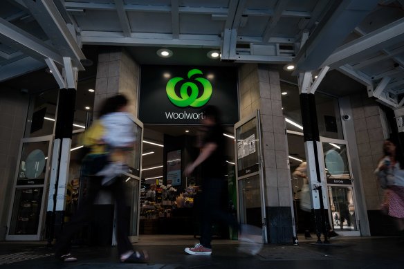 Woolworths has given  a cautious outlook for the Christmas trading period.