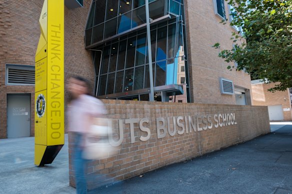The University of Technology is expected to cut up to 400 jobs.