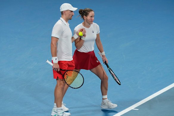 Polish duo Katarzyna Kawa and Jan Ziellinski in action.