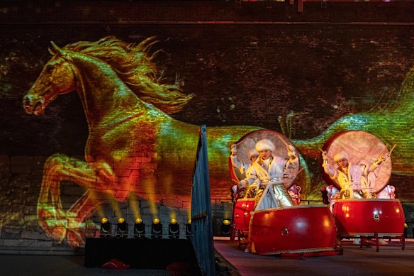 Bateristas tocam o ano novo na Grande Muralha de Juyongguan, nos arredores de Pequim, China.