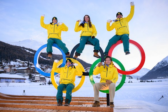 Los medallistas olímpicos australianos Jakara Anthony, Josie Baff y Cooper Woods (arriba), Matt Graham y Scotty James en Livigno, en el octavo día de los Juegos Olímpicos de Invierno de 2026 en Italia el pasado domingo.
