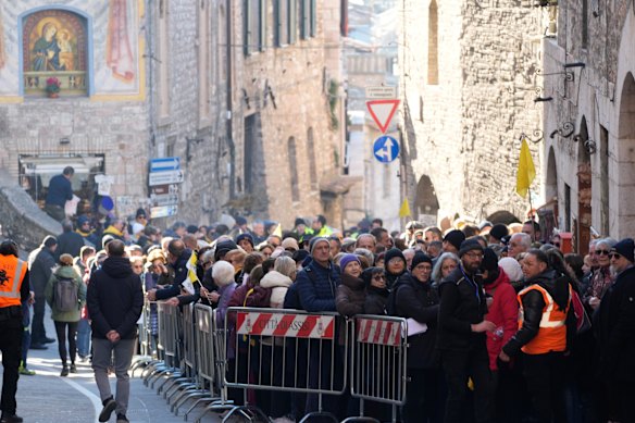 Casi 400.000 personas se registraron previamente para ver los fragmentos de hueso.