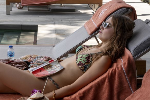 Chelsea (Aimee Lou Wood) is totally relaxed, even with Rick in Bangkok.