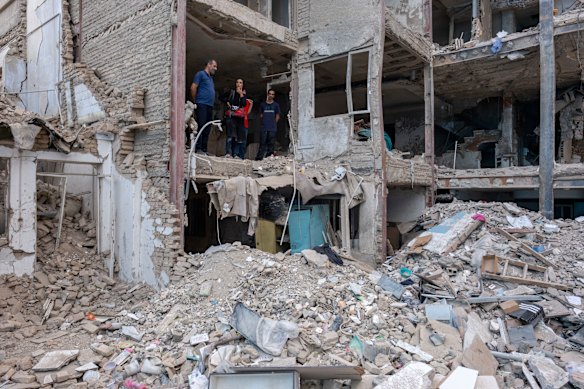 Moradores de edifícios residenciais em Teerã destruídos pelo ataque israelense em julho.