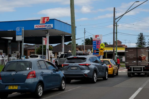 اصطفاف السيارات للحصول على الوقود في غرانفيل، سيدني.