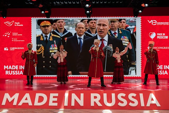 Um show em um shopping de Pequim, promovendo boas relações e comércio com a Rússia antes da chegada de Vladimir Putin.