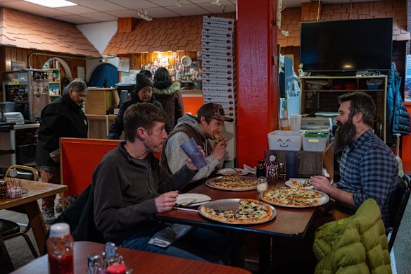 Para pekerja dari Anchorage makan malam di Milano's, tempat berkumpul yang populer.