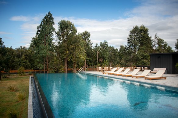 A piscina principal do albergue.