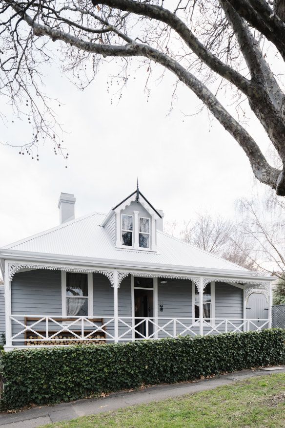This 1890s weatherboard is within walking distance of the town centre. 