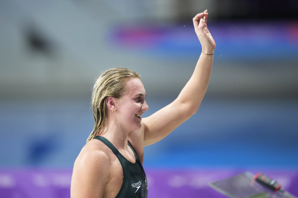 Ariarne Titmus celebrates gold.