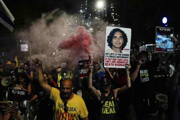 People at a Tel Aviv rally demanding a ceasefire deal and the immediate release of hostages held by Hamas.