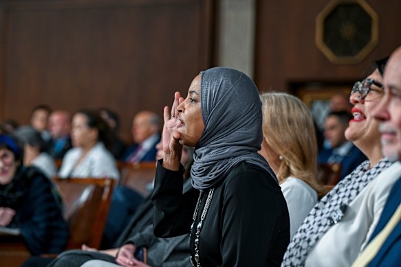 A congressista democrata Ilhan Omar incomoda Trump durante o discurso do presidente.