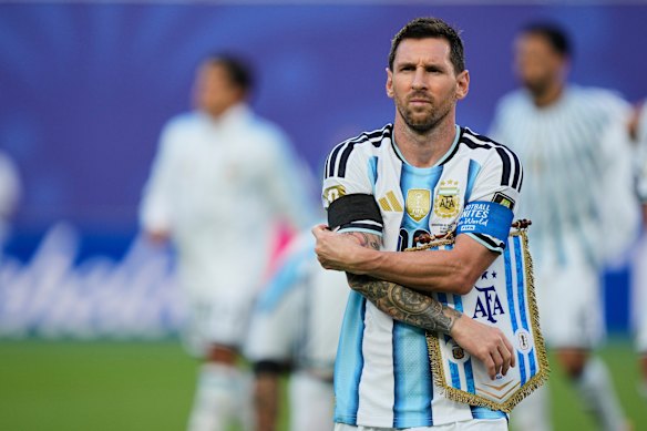 Lionel Messi adjusts a black arm band worn in honour of Antonio Rattín, the captain of their 1966 world cup, who died before the 2026 World Cup quarterfinal.