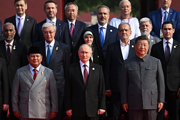 O presidente da Indonésia, Prabowo Subianto (Front à esquerda), se une ao presidente russo Vladimir Putin, ao presidente chinês Xi Jinping e outros líderes mundiais em Pequim na quarta -feira.