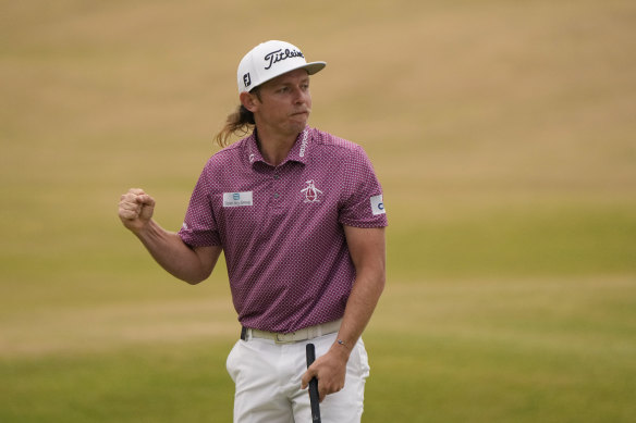 Cameron Smith celebrates on the 18th green after holing the winning birdie putt at St Andrews.