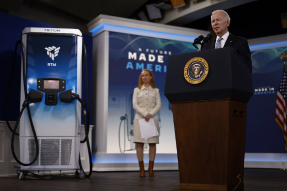Joe Biden, Washington'da Tritium CEO'su Jane Hunter ile birlikte Amerikan üretimi hakkında konuşuyor.
