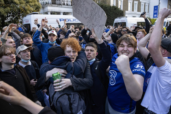 Chelsea fans celebrate outside Stamford Bridge after learning Chelsea’s plan to withdraw from the Super League.
