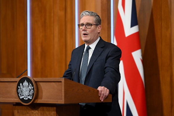 تحديثات حية عن الحرب الأمريكية الإيرانية: ستارمر يرد على انتقادات ترامب؛ السفينة الإيرانية الثانية قبالة سريلانكا بعد غرق الأولى بواسطة طوربيد أمريكي؛ رحلات إعادة الوطن مستمرة