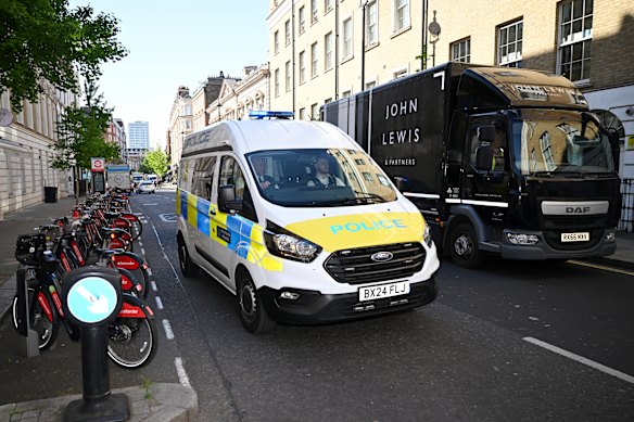Un furgone della polizia arriva alla corte dei magistrati di Westminster mentre Essa Suleiman era attesa in tribunale.