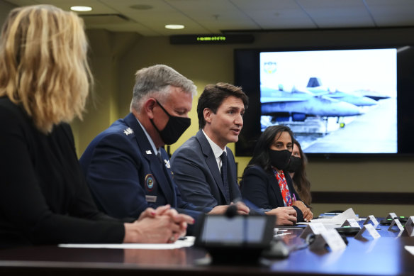 Kanada Başbakanı Justin Trudeau (ortada) ve Milli Savunma Bakanı Anita Anand (sağdan ikinci), ABD Kuzey Komutanlığı ve NORAD Komutanı General Glen VanHerck'e katıldı (soldan ikinci), geçen yıl bir brifingde yer alıyorlar.
