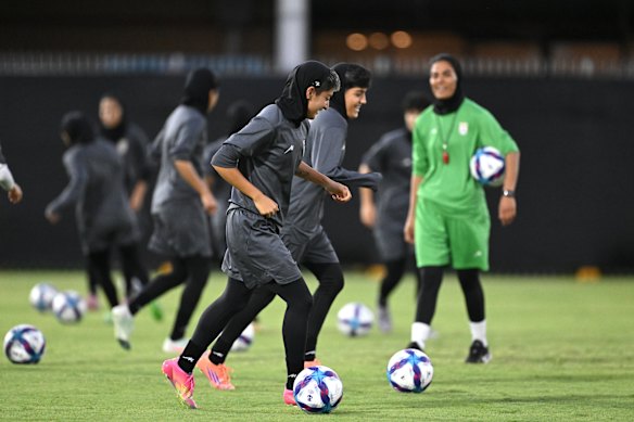 Os jogadores da Copa Asiática do Irã treinaram no Pizzey Park, na Gold Coast, na noite de quarta-feira.