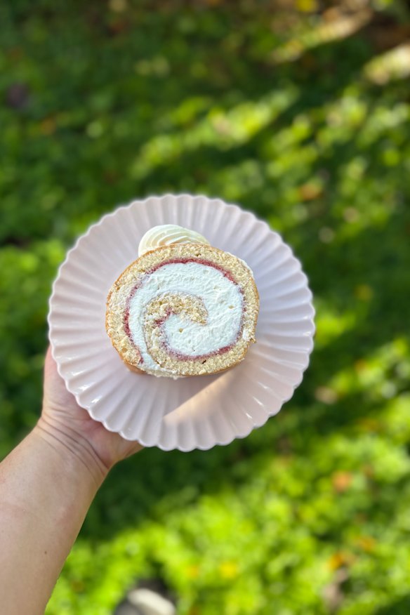 Strawberry and lemon sponge roll. 