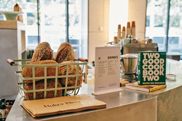 El café está disponible en Single O y el pan Baker Bleu está disponible para llevar.