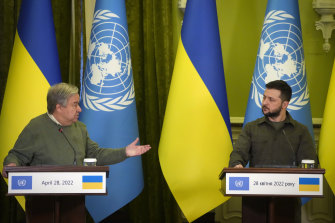 Il presidente ucraino Volodymyr Zelensky, a destra, e il segretario generale delle Nazioni Unite Antonio Guterres.