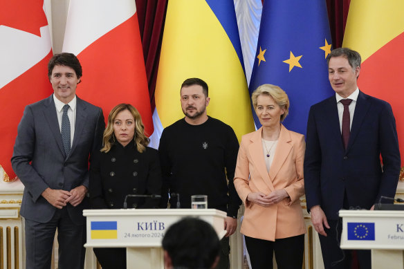 Ukrainian President Volodymyr Zelensky (centre) on Saturday in Kyiv with (from left) Canadian Prime Minister Justin Trudeau, Italian Prime Minister Giorgia Meloni, EU Commission President Ursula von der Leyen and Belgian Prime Minister Alexander De Croo.