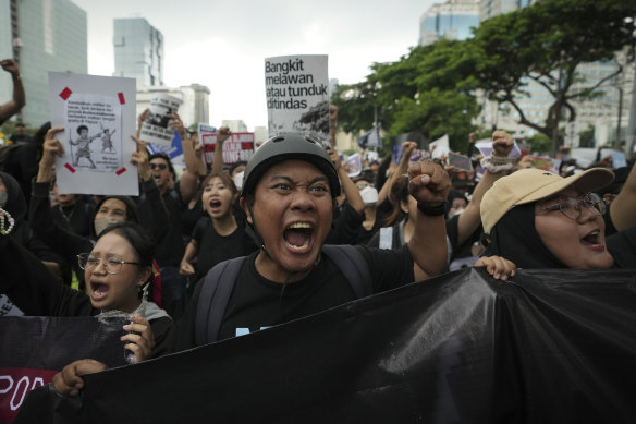 Os estudantes indonésios protestam em uma manifestação contra a recente eficiência orçamentária e outras políticas implementadas pelo novo governo.