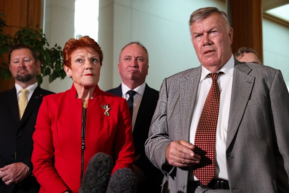 One Nation leader Pauline Hanson and Farrer MP David Farley.