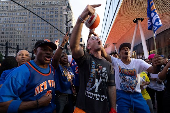 Il rapper di Brooklyn Kosha Dillz (al centro) si esibisce con i fan dei New York Knicks fuori dal Madison Square Garden.