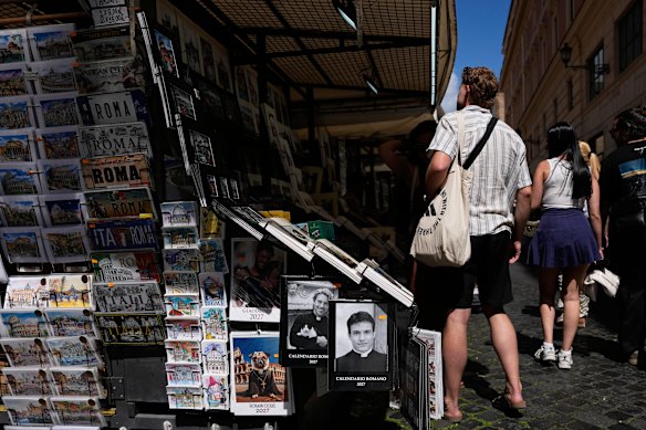 O calendário é vendido por cerca de 8 euros (US$ 13) nas lojas que cercam o Vaticano e lotam o centro histórico de Roma.