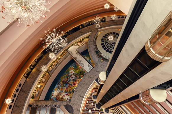 The Mandarin Oriental Singapore has a 21-storey atrium that Portman designed in the shape of a fan.