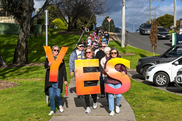 Locals and supporters walking through Wodonga.