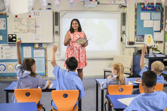 How many students should be in each classroom? Classroom targets are 25 and 28 in Queensland, for different year groups.