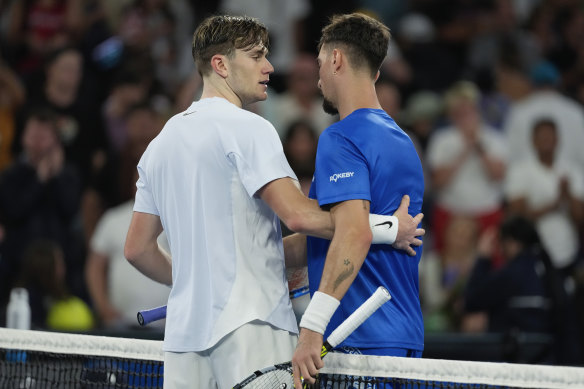 Jack Draper shakes hands with Kokkinakis.