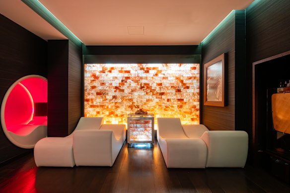 La Spa Sisley Paris is in the basement and features a salt room, saunas and jacuzzi, a steam room and a Kneipp walk.