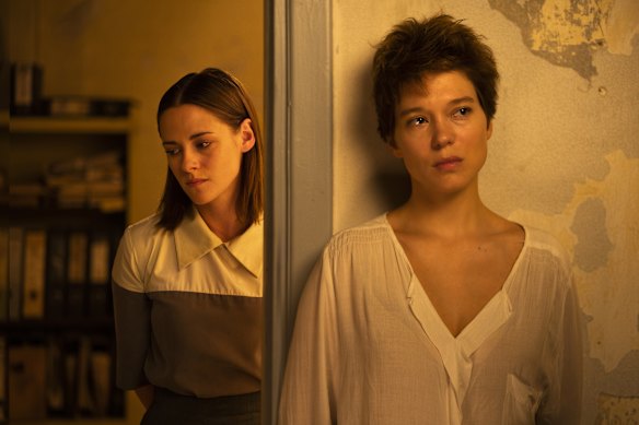 Kristen Stewart and Lea Seydoux in Crimes of the Future. 