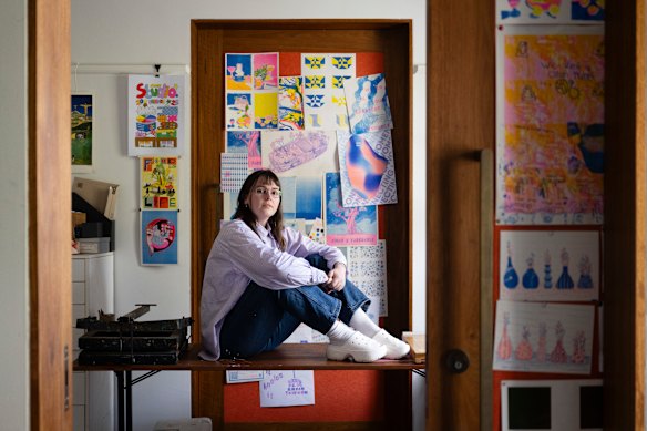 A designer Ruby PH, de Sydney, diz que admira Hendry por seu sucesso comercial e talento, mas está decepcionada com o uso de IA generativa por Hendry nos estágios iniciais de design de sua exposição JuJu.